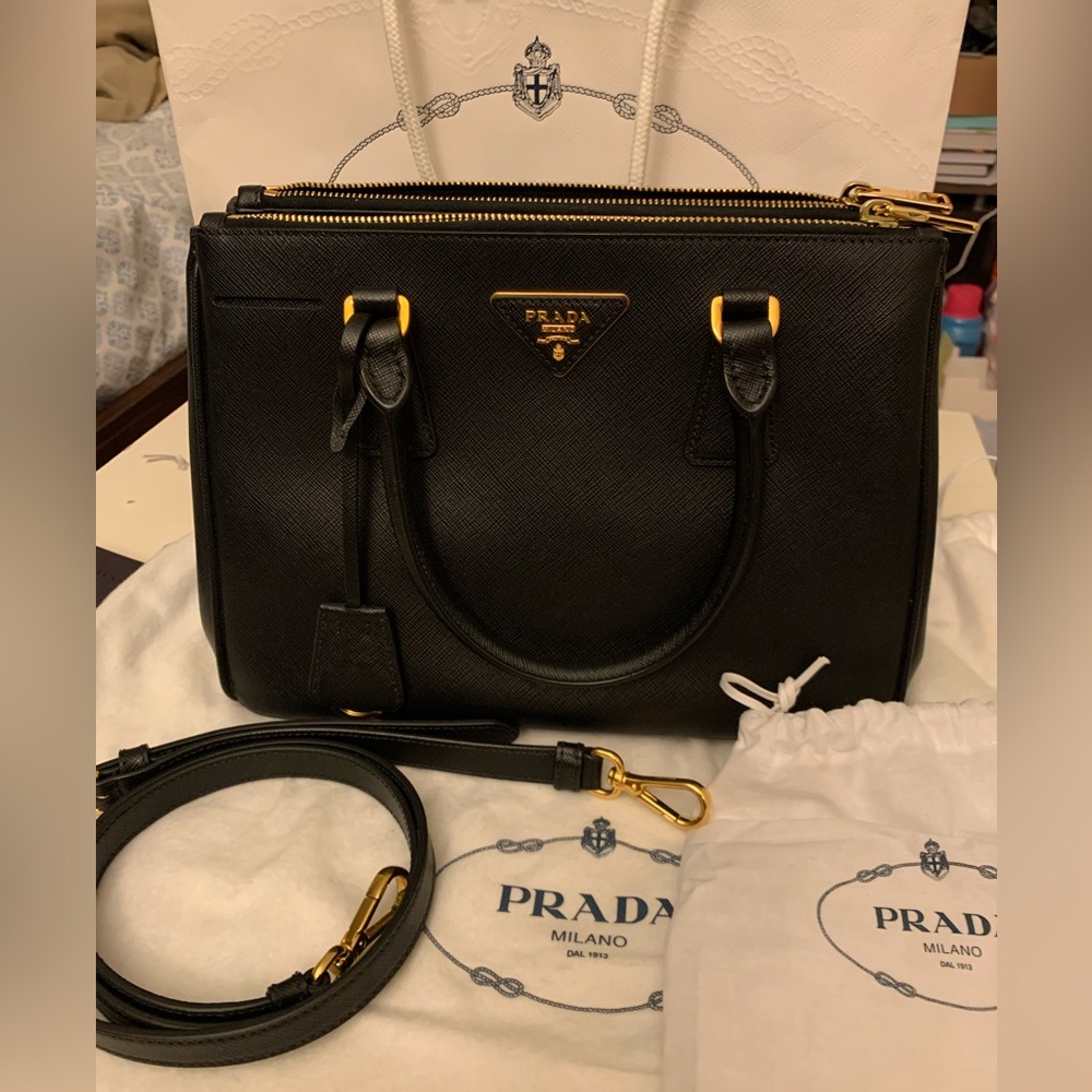 100% Authentic!!Medium Prada Galleria Saffiano leather bag. Comes with dust bag.